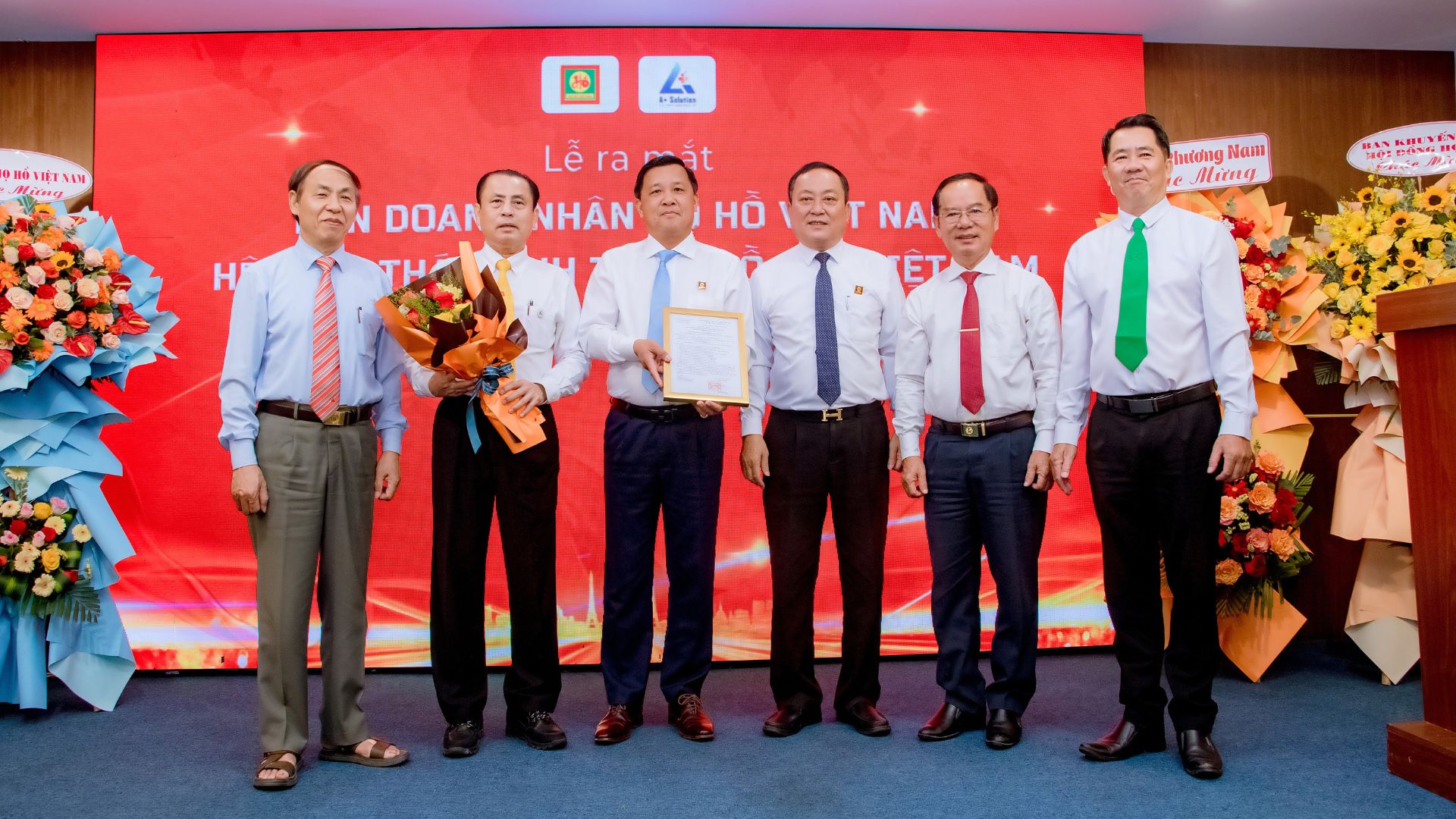 trao-quyet-dinh-thanh-lap-ban-doanh-nhan-ho-toc-vn