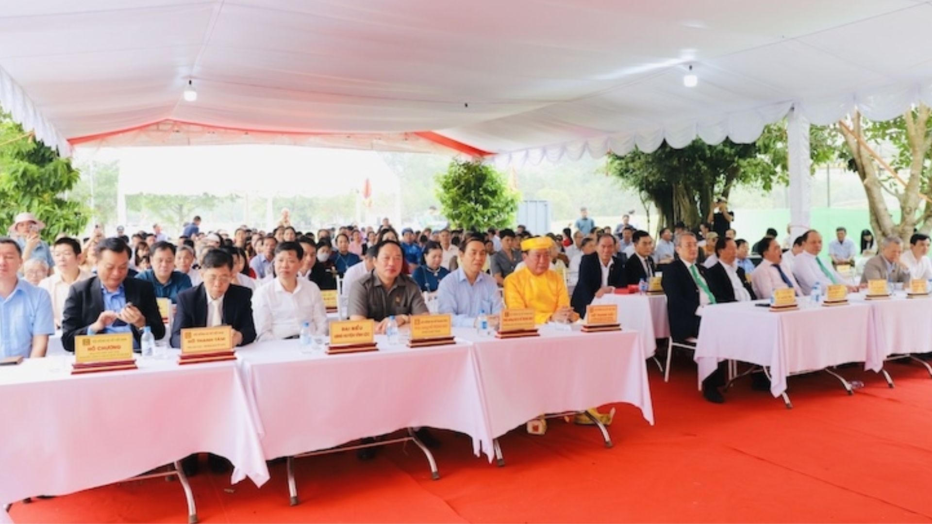 tu-vinh-loc-vuon-ra-ca-nuoc-mot-dong-ho-lon-manh-va-ben-bi